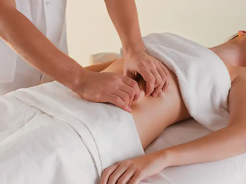 Heilmassage-Behandlung Bindegewebsmassage bei jüngerer Frau